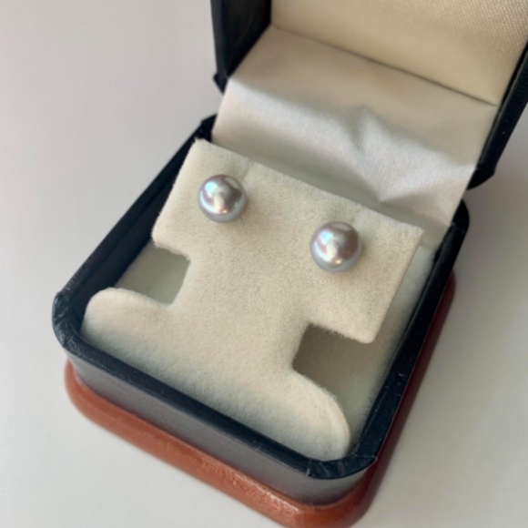 🆕 Pearl Stud Earrings - Picture 3 of 9